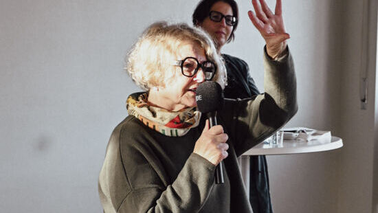 Klimaseniorin Oda Müller im Gespräch mit Lernenden