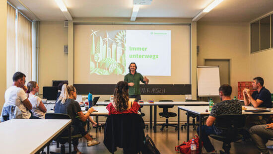 Lernende lernen was die Kreislaufwirtschaft ist und wie daraus Wettbewerbsvorteile für Unternehmen entstehen können.