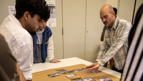 Klimapuzzle: Lernende beim Knobeln