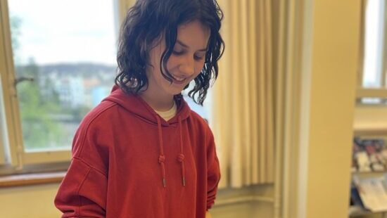 Emely beim Bananenflambieren