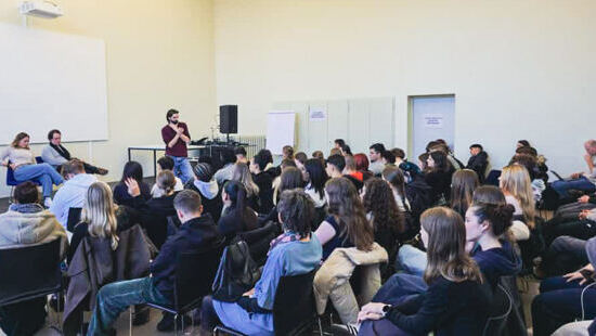 Das Theater act-back macht in massgeschneiderten Szenen das Thema Nachhaltigkeit zugänglich.